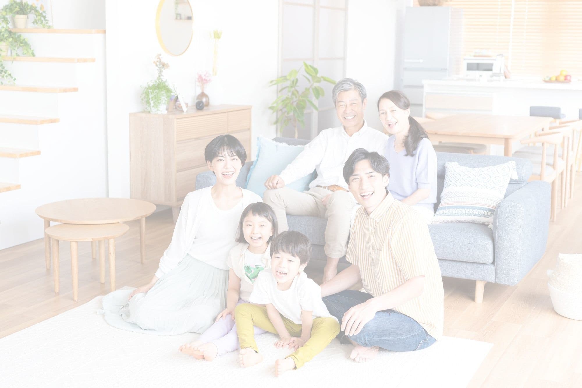 三世代家族の団らんしている様子